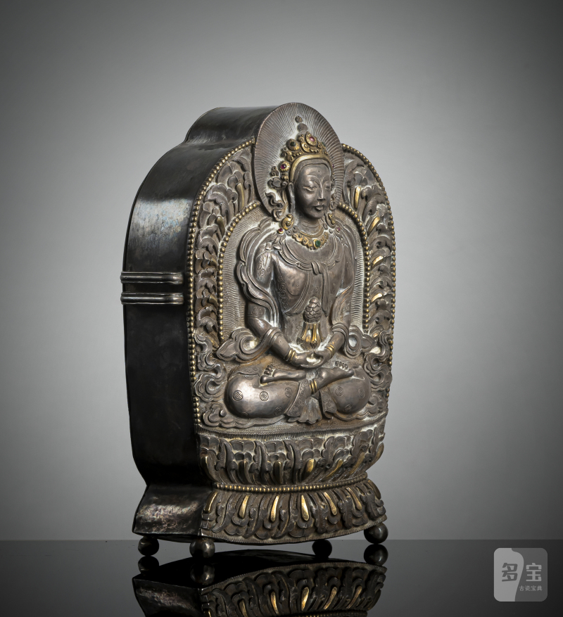 A PARCEL-GILT SILVER EMBOSSED METAL AMULET DEPICTING AMITAYUS - 图2